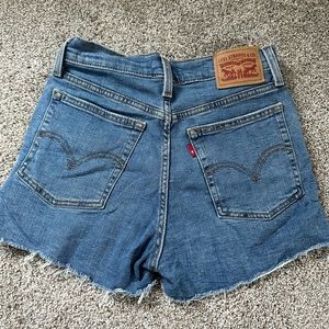 Size 27 Levi shorts